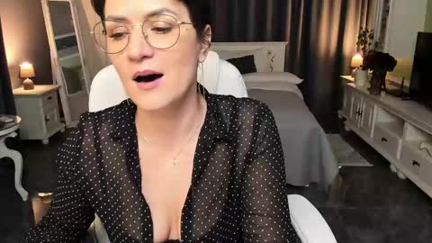 Snapshot of arianasage_ chatting on 02-17-25, 03:31 Ana online show from 02-17-25, 03:31