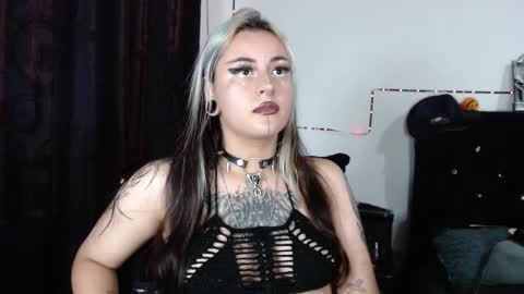 Snapshot of arianauwu666 chatting on 09-25-25, 08:12 help me 100 hands up my OF is Free online show from 09-25-25, 08:12