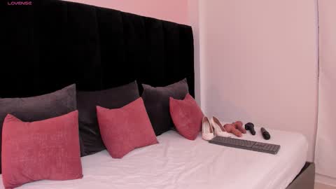 Ariel online show from 11-26-25, 05:25