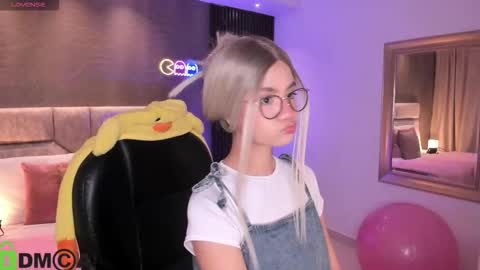 Snapshot of arinextdoor chatting on 10-05-25, 11:46 Ari online show from 10-05-25, 11:46