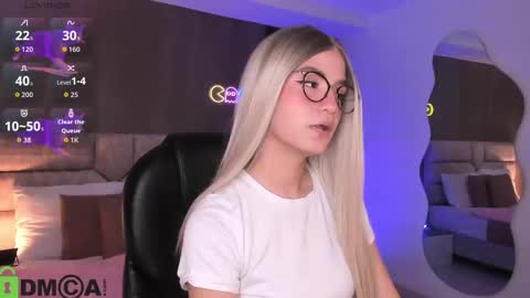 Snapshot of arinextdoor chatting on 10-10-25, 11:04 Ari online show from 10-10-25, 11:04