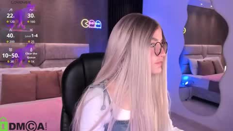 Snapshot of arinextdoor chatting on 10-13-25, 11:49 Ari online show from 10-13-25, 11:49