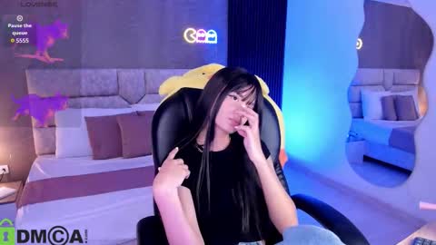 Snapshot of arinextdoor chatting on 10-19-25, 10:21 Ari online show from 10-19-25, 10:21