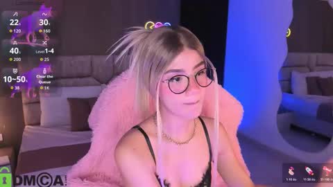 Snapshot of arinextdoor chatting on 10-22-25, 11:15 Ari online show from 10-22-25, 11:15