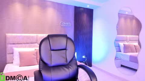 Snapshot of arinextdoor chatting on 10-25-25, 12:51 Ari online show from 10-25-25, 12:51