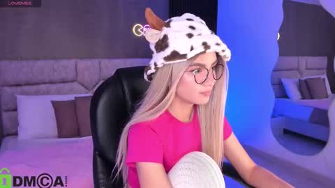 Snapshot of arinextdoor chatting on 10-30-25, 12:01 Ari online show from 10-30-25, 12:01