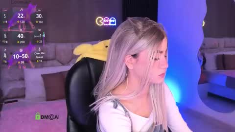 Snapshot of arinextdoor chatting on 10-30-25, 11:05 Ari online show from 10-30-25, 11:05