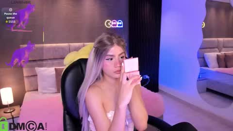 Snapshot of arinextdoor chatting on 11-05-25, 12:43 Ari online show from 11-05-25, 12:43