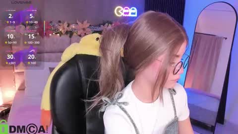 Snapshot of arinextdoor chatting on 12-03-25, 08:18 Ari online show from 12-03-25, 08:18