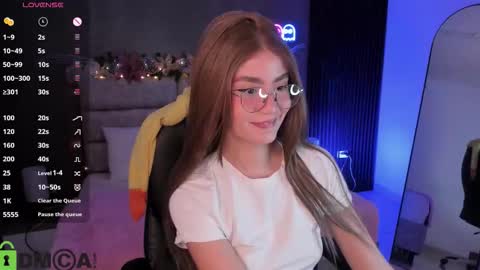 Snapshot of arinextdoor chatting on 12-15-25, 01:21 Ari online show from 12-15-25, 01:21