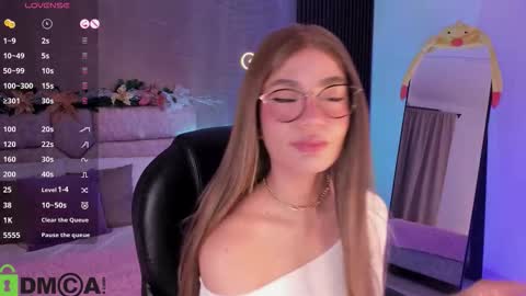 Snapshot of arinextdoor chatting on 12-17-25, 09:32 Ari online show from 12-17-25, 09:32