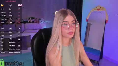 Snapshot of arinextdoor chatting on 12-19-25, 09:11 Ari online show from 12-19-25, 09:11