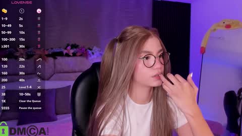 Snapshot of arinextdoor chatting on 12-23-25, 12:30 Ari online show from 12-23-25, 12:30