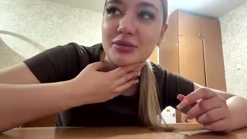 Snapshot of arlettaeavey chatting on 06-12-26, 08:13 Kate online show from 06-12-26, 08:13