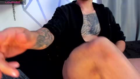 Snapshot of aron_santoro1 chatting on 12-20-24, 04:09 Aron Santoro online show from 12-20-24, 04:09