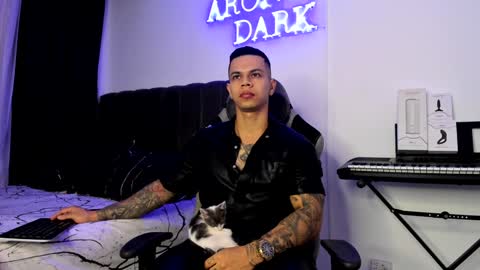 Snapshot of arondark chatting on 01-10-25, 12:15 DarkMaster online show from 01-10-25, 12:15