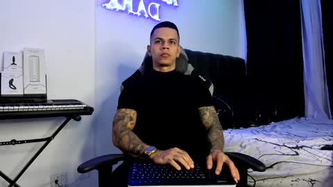 Snapshot of arondark chatting on 01-11-25, 12:55 DarkMaster online show from 01-11-25, 12:55
