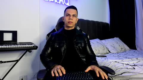 Snapshot of arondark chatting on 01-11-25, 10:18 DarkMaster online show from 01-11-25, 10:18