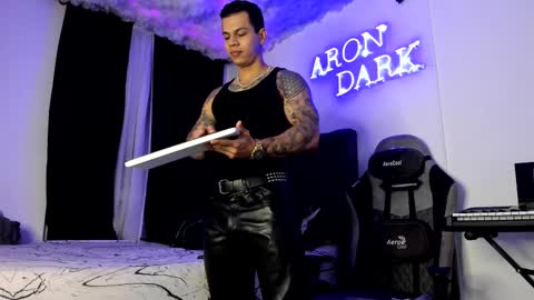 Snapshot of arondark chatting on 02-12-25, 11:40 DarkMaster online show from 02-12-25, 11:40