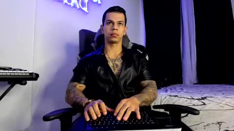 Snapshot of arondark chatting on 02-15-25, 11:28 DarkMaster online show from 02-15-25, 11:28