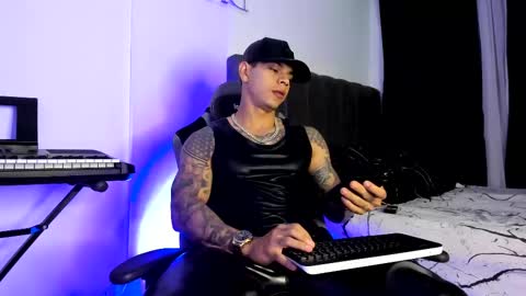 Snapshot of arondark chatting on 03-04-25, 10:46 DarkMaster online show from 03-04-25, 10:46