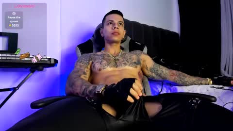 Snapshot of arondark chatting on 03-12-25, 10:59 DarkMaster online show from 03-12-25, 10:59