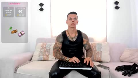 Snapshot of arondark chatting on 10-12-25, 01:43 DarkMaster online show from 10-12-25, 01:43