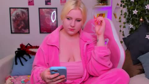 Snapshot of art_lovee_ chatting on 12-20-25, 01:12 art_lovee_ online show from 12-20-25, 01:12