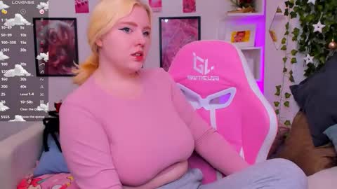 Snapshot of art_lovee_ chatting on 12-22-25, 01:35 art_lovee_ online show from 12-22-25, 01:35