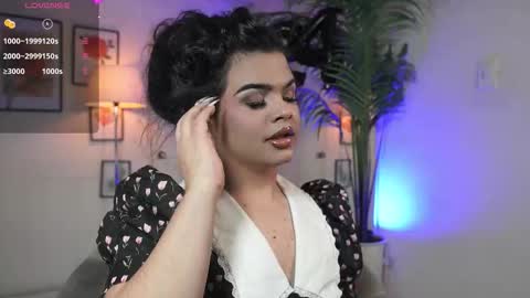 Chloe  online show from 10-31-25, 10:11