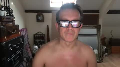 Snapshot of artisterotic chatting on 11-20-25, 09:42 artisterotic online show from 11-20-25, 09:42