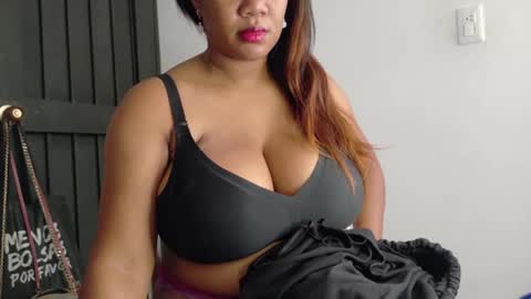 Snapshot of ashanty_1012 chatting on 10-28-25, 04:09 ashanty_1012 online show from 10-28-25, 04:09