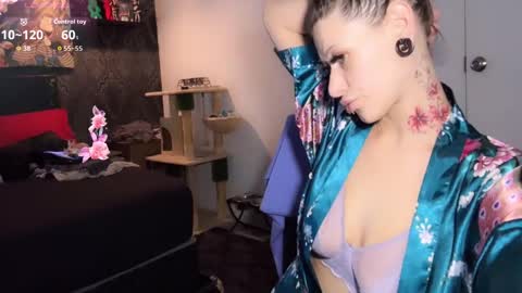 Snapshot of ashenroe chatting on 02-12-26, 12:00 ashenroe online show from 02-12-26, 12:00