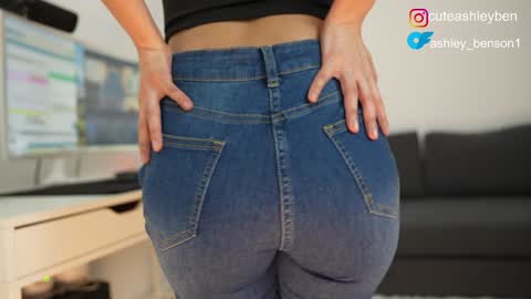 Snapshot of ashley_benson1 chatting on 12-20-25, 02:18 ashley online show from 12-20-25, 02:18