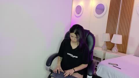Snapshot of ashleyginger_ chatting on 10-19-25, 05:19 Ashley online show from 10-19-25, 05:19