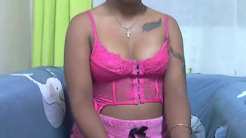 Snapshot of ashleyqueen_x chatting on 10-16-25, 01:50 ashleyqueen X online show from 10-16-25, 01:50