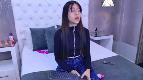 Snapshot of ashleyroberh chatting on 06-17-26, 03:31 AshleyRoberh online show from 06-17-26, 03:31