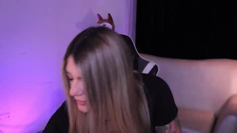 Ashley Lauren online show from 10-30-25, 04:14