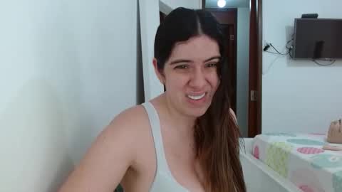 Snapshot of ashlymoon chatting on 05-17-26, 04:25 AshlyMoon online show from 05-17-26, 04:25