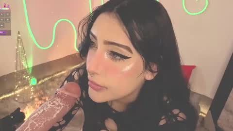 Snapshot of ashlynnlowe_ chatting on 12-19-25, 07:32 Ash online show from 12-19-25, 07:32