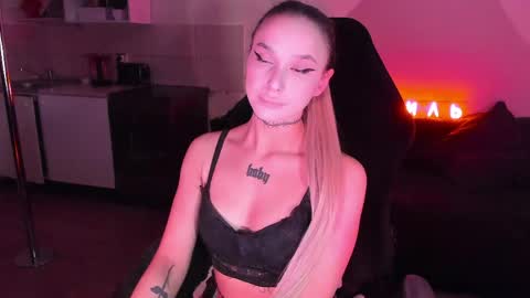 Mila online show from 05-19-26, 04:52