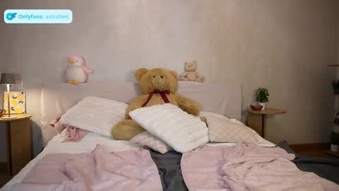 Astrid online show from 05-19-26, 02:56