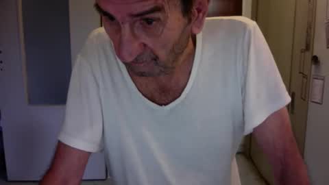 Snapshot of auguste061400 chatting on 11-07-25, 09:42 auguste061400 online show from 11-07-25, 09:42