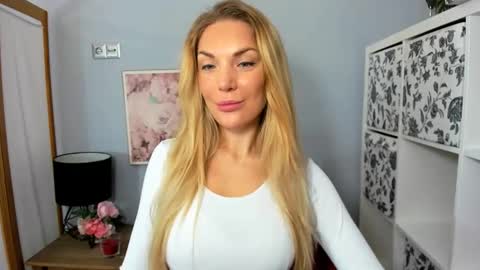 Snapshot of aullorasensual chatting on 12-22-24, 06:17 AulloraSensual online show from 12-22-24, 06:17