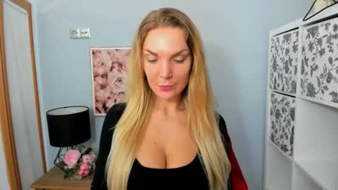 Snapshot of aullorasensual chatting on 02-14-25, 03:47 AulloraSensual online show from 02-14-25, 03:47