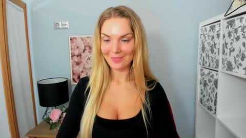 Snapshot of aullorasensual chatting on 02-14-25, 06:51 AulloraSensual online show from 02-14-25, 06:51