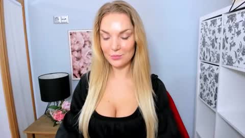 Snapshot of aullorasensual chatting on 02-17-25, 06:09 AulloraSensual online show from 02-17-25, 06:09