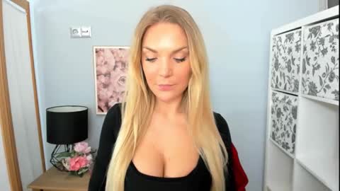 Snapshot of aullorasensual chatting on 02-21-25, 06:18 AulloraSensual online show from 02-21-25, 06:18