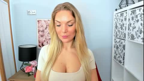 Snapshot of aullorasensual chatting on 02-24-25, 08:27 AulloraSensual online show from 02-24-25, 08:27