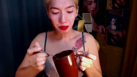 Snapshot of aurakharisma_xx chatting on 01-21-25, 04:43 Miss awra online show from 01-21-25, 04:43